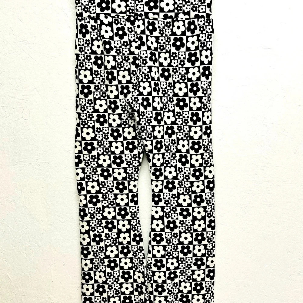 WILD Fable Black/ White Floral Check High Waistband Yoga Flare Pant-M - Picture 4 of 7